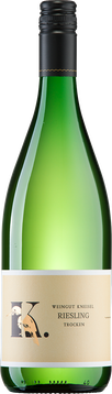 Unser trockener Riesling besticht durch seine Ehrlichkeit und sein unkompliziertes Wesen. Mit einem Fassungsvermögen von einem Liter ist dieser Wein der perfekte Begleiter für gesellige Abende mit Freunden und Familie. Die helle gelbgrüne Farbe und die erfrischende Säure verleihen diesem Wein einen knackigen Biss. Das fruchtige Aroma von Apfel, Zitrus und Aprikose verschmilzt harmonisch mit der frischen Note. Unser Riesling kann pur genossen werden oder, wie in der Pfalz üblich, als erfrischende Weinschorle. In beiden Varianten ein Genuss. Er ist übrigens ein perfekter Begleiter zu einer guten Brotzeit. Probieren Sie ihn und lassen Sie sich von seinem unkomplizierten und erfrischenden Geschmack verzaubern.