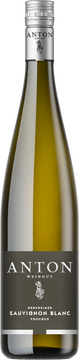 Unser Sauvignon Blanc gewachsen in den Weinbergen von Herxheim in der wunderschönen Pfalz. Die ideale Lage und das milde Klima bieten perfekte Bedingungen für die beliebte Rebsorte.

Das erwartet Sie:
Ein Glanzstück im Glas – der Sauvignon Blanc präsentiert sich in einem spritzigen Hellgelb, welches bereits auf seine erfrischende und fruchtige Note hinweist. Im Duft zeigt er sich äußerst fruchtbetont mit intensiven Aromen von frischer Maracuja und Stachelbeeren, ergänzt durch die feinen Nuancen von grünem Spargel und Paprika. Beim Verkosten entfaltet dieser Wein ein volles Bouquet nach fruchtigen Noten wie Maracuja und Zitrusfrüchten, gepaart mit einer subtilen kräutrig-würzigen Note.

Perfekte Speisebegleitung:
Der Sauvignon Blanc ist ein hervorragender Begleiter zur asiatischen Küche – seine Frische und Komplexität harmonieren perfekt mit den vielfältigen Gewürzen und Aromen der asiatischen Gerichte. Ebenso passt er ausgezeichnet zu Spargel- und Fischgerichten, wobei seine mineralische Struktur die feinen Geschmacksnuancen dieser Speisen unterstreicht. Nicht zuletzt ist dieser Wein auch ohne Speisebegleitung im Sommer ein Genuss – ideal für gesellige Stunden mit Freunden. Oder wie wir ihn nennen würden: Ein Wein für den Picknickkorb!