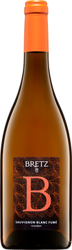Dieser Sauvignon blanc gehört zur eigenen Weinlinie von Victoria Bretz. Selektive Handlese hochreifer goldgelber Trauben aus alten Sauvignon Blanc Weinbergen. Kaltmazeration mit Trockeneis und kurze Maischestandzeit, Vergärung in neuen und gebrauchten 500 Liter-Fässern. Ausbau und Lagerung auf der Feinhefe bis zur Abfüllung. Vegetativ, grün, Stachelbeere und ein leicht holziges Aroma mit einer leicht rauchigen Note. Ein Sauvignon Blanc Fumé, der in seiner Preis-Leistung unschlagbar ist.