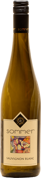 Unser Sauvignon Blanc trocken präsentiert sich kompromisslos expressiv und mit internationaler Stilistik. Ein Sauvignon Blanc voller Spannung, Präzision und Energie – kraftvoll im Ausdruck und zugleich elegant strukturiert.
In der Nase begeistert er mit einem intensiven Bouquet aus Stachelbeere, reifer Maracuja und feinem Cassis, begleitet von kühler Kräuterwürze und beeindruckender Frische. Am Gaumen zeigt er enorme aromatische Tiefe: exotische Früchte, saftige Struktur und eine lebendige Säure sorgen für Dynamik und außergewöhnlichen Trinkfluss. Straff, mineralisch und glasklar definiert, mündet er in einen langen, präzisen und animierenden Nachhall.
Der biologische Ausbau unterstreicht seine authentische, puristische Stilistik und verleiht ihm zusätzliche Tiefe und Charakter.
Ein charaktervoller Sauvignon Blanc mit internationalem Format – expressiv, komplex und nachhaltig beeindruckend.