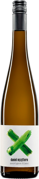 2025 Sauvignon Blanc

Am Gaumen knackig, trocken und präzise – mit animierender Säure und klarer Frucht und einem saftigen Finish.

In der Nase zeigt der Sauvignon Blanc Aromen von Grapefruit, Passionsfrucht und Stachelbeere.

Überzeugt mit ausgeprägter Trinkfreude.