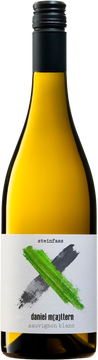 Dieser Sauvignon Blanc wurde in einem Granitfass vergoren.

Das Besondere am Steinfass, die Gärtemperatur bleibt durch die Kältespeicherfähigkeit des Granits während des gesamten Gärverlaufs nahezu konstant. Das fördert die Klarheit der Aromatik.

Durch sein reifes Lesegut, die Struktur des Granitfasses und die lange Vollhefelagerung, bekommt der Sauvignon Blanc sein unvergessliches Geschmackserlebnis.

Die Mineralität und Würze wird ideal vom Granit unterstütz, ein Wein mit viel Power und Substanz auf hohem Niveau, 9 Monate im Steinfass gereift.