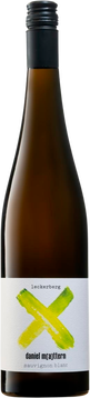2023 dittelsheim sauvignon blanc

Dieser Sauvignon Blanc zeigt eine reife, vielschichtige Stilistik mit gelben Fruchtaromen wie Aprikose und Mirabelle sowie feinen, hefig-cremigen Noten.

Am Gaumen wirkt er dicht, strukturiert und fast burgundisch, ohne je im Holzfass gewesen zu sein.

Seine Komplexität und Fülle verdankt er ausschließlich vollreifen Trauben und langem Hefelager.

Harmonisch eingebundene Säure und ein langer, würziger Abgang runden das Gesamtbild ab.