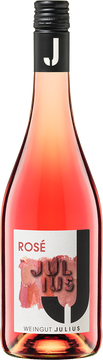 Der Rosé vom Weingut Julius ist ein Cuvée aus Spätburgunder und Merlot. Er hat eine geradlinige Struktur und ist fruchtig, vollmundig.  Auffallend ist seine schöne  Roséfarbe. Feiner Duft aus Waldbeeren und Himbeere machen sein Bukett aus. Ein mild-fruchtiger Sommerwein mit leichter Restsüße und prägnanten Noten von frischen Erdbeeren und Himbeeren. Der Abgang überzeugt er mit einer frischen Säurespitze, welche den Wein noch lange auf der Zunge hält.
Paßt sehr gut zu Vorspeisen, Fisch und asiaischem Essen aber auch als eisgekühlter Aperitif ein wunderbarer Terrassenwein.