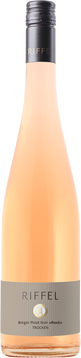 2020 Binger Pinot Noir Rosé BIO trocken
Unsere Ortsweine zeigen sehr präzise an, woher sie stammen. Sie sind im Ausdruck deutlich klarer und prägnanter als unsere Gutsweine. Sie haben schon Terroircharakter und geben einen Ausblick auf die Lagen. All unsere Weinberge liegen auf dem Rochusberg, der nördlichsten Erhebung in Rheinhessen, der zu einem mächtigen Quarzitriegel gehört, der sich von Frankfurt über den Rheingau und Taunus bis zum Hunsrück ersteckt. Innerhalb dieser Lagenprägen mal Quarzit, Lehm-Löss, Tonmergel oder Flußkiesel die Böden.
Um unseren Pinot Noir mehr Konzentration zu verleihen, haben wir ihn vor der Gärung 12 Stunden auf der Maische stehen lassen. Er enthält dezente Farbpigmente und Gerbstoffe, was ihm seine zartrosa Farbe und seine elegante, aber druckvolle Art verleiht. Dieser zarte Saft wurde im Edelstahltank temperaturkontrolliert vergoren. Nach Lagerung auf der Feinhefe wurde der Wein Mitte März abgefüllt.
2020 Binger Pinot Noir Rosé trocken - Unser erster Rosé auf Ortsweinniveau!
In