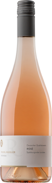Eine Hommage an den Frankreichurlaub und der Erkenntnis: wir brauchen einen trockenen Rosé! Hellrosa bis leicht lachsige Farbe, dazu tolles Fruchtaroma!