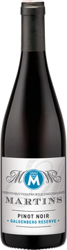 Dieser Blauburgunder (Pinot Noir) wurde 12 Monate im Barrique gelagert und hat eine terrarote Farbe mit hellem Rand.
Abwechselnd Waldfrucht und Schoko-Vanille, springt richtiggehend in die Nase.
Am Gaumen feine Tannine, fest strukturiert, rotbeeriges Finish.