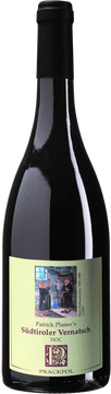 Sein leuchtendes Rubinrot aber vor allem die fruchtigen
Aromen von Himbeeren, Erdbeeren und Kirsche mit Noten von Bittermandeln,
geben diesem Wein völlige Harmonie. Der Geschmack ist rund, angenehm frisch.
Kurzum, ein geradliniger Wein von ausgeprägter Trinkbarkeit.