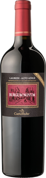 Burgum Novum wird abgeleitet aus dem lateinischen Namen des
Dorfes Neumarkt, wo das Weingut im Jahre 1969 gegründet wurde. Die Linie
steht für Authentizität und Verwurzelung. Seit der Gründung des Weinguts
sind die Spitzengewächse unter diesem Namen bekannt und entstehen durch
aufwendige und präzise Handarbeit im Weinberg, sowie der traditionellen
Vinifizierung im Keller.
Der Lagrein Riserva welcher nur aus den auserlesensten Weinbergen
stammt, ist das Aushängeschild Südtirols. Er vereint Tradition mit Eleganz.