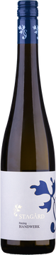 Struktur und Balance. Das Zusammenspiel von frischer Säure und präziser Frucht ist entscheidend für große Rieslinge. Exakt das spiegelt der Handwerk wider. Elegant, harmonisch, fruchtbetont und glockenklar. Unbedingt ausprobieren! Der Riesling Handwerk zeigt sich stets straff, präzis und kompakt.