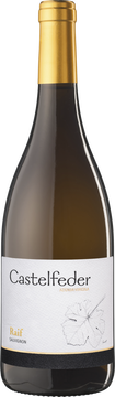 Die hohe Lage dieses Weinbergs (auf ca. 600 m) sowie die dortigen
vorteilhaften Temperaturschwankungen sind ausschlaggebend für diesen
aromatischen Wein. Abendlich einsetzende Fallwinde senken die
Temperatur und garantieren somit eine optimale Entwicklung der Trauben.
Namen: Vom Tippfehler zum Kultstatus! Da die Trauben des Sauvignons
schneller reif waren, wollte man den Wein danach benennen. Irgendwann
verwechselte jemand im Weingut die Rechtschreibung und voila – der neue
Name Raif war entstanden.
Etikett: Das Etikett zeigt das markante Blatt der Sauvignon-Rebe.