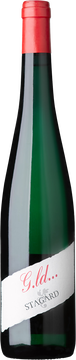 Es muss nicht immer Urgestein sein. Die Reben des Rieslings vom Goldberg wurzeln in metertiefen Lössböden – und das seit gut 50 Jahren. Nach Süden ausgerichtet, stehen sie für einen etwas wärmeren Rieslingtyp, bei dem die verhältnismäßig dicke Schale der kleinen Beeren im Verbund mit der allemal präsenten Säure für Struktur sorgt. In der Nase geben reife Apfel und Zitrusnoten den Ton an, am Gaumen gesellen sich Kräuter und Salz dazu.

Lage & Ausbau
Süd ausgerichtet, 400m über dem Meeresspiegel, höchster Weingarten in Stein, purer Löss

Maischestandzeit: 36 Std
Spontan vergoren

Alter der Reben
40-50 Jahre