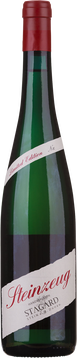 Unser Opus magnum – ein Riesling-Monument, das entsprechend alle Attribute der Rebsorte exemplarisch repräsentiert: der Wein ist glasklar, präzis, stahlig, fruchtbetont, mineralisch, dicht, saftig und lang und eigentlich noch vieles mehr. Und leider ist er auch extrem limitiert.

Lage & Ausbau

Selektion der besten Trauben,
Schiefer - Konglomerat - Lehm


750 Liter fasst das Steinzeug, genug, um darin die besten Trauben von unseren besten Lagen – vom Steiner Kögl bis zum Steiner Gaisberg – unterzubringen. Der Wein ist, wie alle unsere Einzellagen, spontan vergoren, was zusätzlich Charakter bringt und liegt ein gutes Jahr auf der Vollhefe, um ihm die nötige Dichte und Substanz mitzugeben.

Maischestandzeit: 36 Std
Spontan vergoren mit 10 % Trauben

Alter der Reben
4-80 Jahre