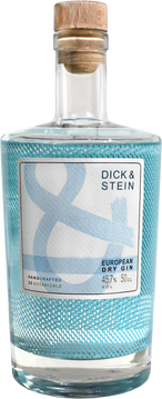 Der Austro-Berliner Tobias Dick und der Wiener Horst Stein stehen für Qualität und Genuss. Das kommt nicht von ungefähr. Dick ist ein begeisterter Segler und Stein ein bildender Künstler. Beides Sphären, bei denen Intensität, Kreativität und Lebensfreude aufeinandertreffen und einzigartige Momente entstehen.
Genau das spiegelt ihr außergewöhnlicher London Dry Gin wider: Kompromisslos hinsichtlich Qualität, Schönheit und Eleganz. Ein Netzwerk des Guten sollte er werden, die besten Bio-Zutaten Europas, fein abgestimmt, geschmacklich tief und interessant, präsentiert im eigenen Flaschendesign mit dem Potential zum Klassiker.
Die 23 hochwertigen Bio-Zutaten stammen aus den besten Anbauregionen Europas. Ihr intensiver Geschmack, die sorgfältige Balance der Aromen und die langsame Destillation im kleinen, traditionellen Kupferkessel sind Garant für die außergewöhnliche Qualität dieses Gins.
DICK & STEIN GIN ist ein Distiller’s Cut. In der eleganten Flasche landet die ungefilterte, feine Mitte: das Herz des Gins. So