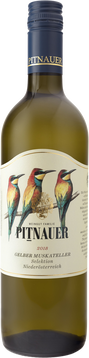 Ein Wein wie Urlaub – erfrischend und intensiv. Er wächst auf humusreichen Böden und zieht seine elegante Säure und seine reife Frucht aus dem darunter liegenden Löss.