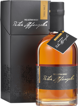 Das Gold aus dem Mühlviertel.
Der Single Malt Whisky von Peter Affenzeller – das sprichwörtliche „Gold aus dem Mühlviertel“ – hat eine wunderschöne goldene Farbe und entwickelt am Gaumen einen vollen Geschmack mit sehr feinen, subtilen und runden Noten. Wie es der Tradition entspricht ist auch dieser Single Malt zur Gänze aus Gerstenmalz gebrannt. Das Getreide dafür stammt zu 100 % aus eigenem Anbau und wird mit frischem Quellwasser aus dem Mühlviertler Hochland vermischt. Bedingt durch das Naturmaterial Holz besitzt jedes Fass zudem individuelle, außergewöhnliche, vielfältige und einzigartige Geschmacksnuancen. Lagerzeit: 6 Jahre. Empfohlene Trinktemperatur: 21 Grad Zimmertemperatur.