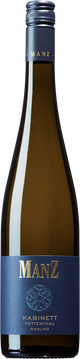 Das Zusammenspiel von tiefwurzelnden, alten Reben,
der Rotschieferboden sowie die Spontanvergärung prägen
diesen Wein aufs Feinste. Aromen von Aprikose und
Zitrone ergänzen das perfekte Süße-Säure-Spiel