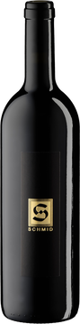 Unsere besten Traubensorten Pinot Noir, Regent und Maréchal Foch vereinigen sich in unserem wunderbaren Cuvée Noir. Das dunkelfarbige, komplexe Bouquet von Kirschen, Waldbeeren und Dörrzwetschgen harmoniert perfekt mit der enormen Dichte im Gaumen und einem konzen-trierten, schmelzigen Abgang. 
Unser beliebtes Meisterwerk.