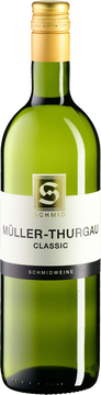 Dieser herrlich fruchtige Müller-Thurgau – eine Kreuzung aus den Traubensorten Riesling und Madeleine de Royale – erfrischt mit seinem typischen Bouquet und dezenten Noten von Birnen und Quitten. In der Nase präsentiert er sich blumig, auf dem Gaumen leicht mineralisch. 
Ein herrlicher Klassiker.