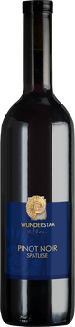 Leicht rubinroter Wein führt zu ansprechenden Aromen von reifen Beeren. Am Gaumen zeigt sich seine Mineralität mit samtigen Tanninen und einem langen, fruchtbetonten Abgang. Für wenige Wochen im Eichenfass ausgereift.