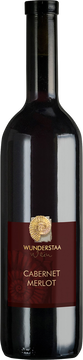 Dunkelroter Wein mit rubinroten Reflexen. In der Nase zeigt dieser einen mineralischen, würzigen Duft, sowie Aromen von Cassis. Runder Geschmack und ansprechende Tannine mit langanhaltendem Abgang. Im Barrique ausgebaut. Je zur Hälfte Cabernet Dorsa und Merlot Trauben.