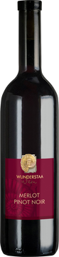 Komplexes dichtes Rubinrot. Dunkelbeerige Noten mit feinen und weichen Röstaromen. Kräftiger Auftakt im Gaumen und vielseitiger Abgang. Im Barrique ausgebaut. Ca. 80 % Merlot- und 20 % Pinot Noir-Trauben.