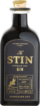 Mit dem „Distiller’s Cut“ gibt es jetzt einen STIN, der gleich auf zwei Arten besonders ist. Eine neue Zutat, Südsteirische Birnen, macht ihn noch aromatischer. Und seine streng limitierte Auflage, die mithilfe der STIN-App überprüfbar ist, sorgt für echte Exklusivität.
Abwechslung macht das Leben bekanntlich erst süß. Genau darum gibt
es auch verschiedene Sorten des STIN. Einen klassischen, einen starken und einen für die, die es gerne beerig mögen. Classic Proof, Overproof und Sloeberry. Und was ist mit den besonderen Momenten, auf die ja auch angestoßen werden will? Dafür ist unser Distiller’s Cut wie gemacht. Er verfügt über noch mehr Aroma und schmeckt daher außergewöhnlich intensiv.
Der Distiller’s Cut ist für den erlesenen Geschmack mit einer auserlesenen Zutat: Südsteirische Birnen. Sie ersetzen die Äpfel, die wir normalerweise verwenden. Der Rest bleibt gleich: Holunder aus der Oststeiermark, Wa- cholder und Orangen – wir destillieren insgesamt 28 Botanicals im Kup- ferkessel und kleinen Mengen –, di