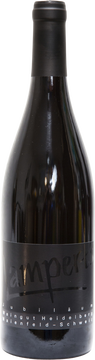 Gewachsen auf tiefgründigen Kalksteinböden in unseren ältesten Pinot Noir Lagen in Maienfeld. Dementsprechend minimale Erträge von kleinbeerigen, hochkonzentrierten Früchten. Vergoren in offenen Eichenbütten, schonende und lange Extraktion.
5 Jahre Reifung in besten Barriques. Ein ausdrucksstarker Wein, vielschichtig, extraktreich,
unfiltriert und pur.