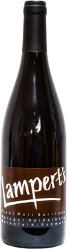 Syrah, Merlot und Cabernet vereint. Wärmeliebende Varietäten, welche entlang unserer Natursteinmauern gedeihen. Die langsame, aber dennoch vollendete Reife bringt ihr volles Aromapotential zum Vorschein. Starke Extraktion und zweijährige Reifung in Barriques bringen einen tiefdunkeln, intensiven und eigenständigen Wein hervor. Etwas wild in jungen Jahren vielleicht, umso faszinierender gereift.