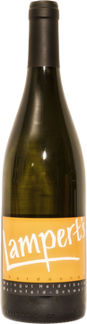 Trauben aus unserer besten Chardonnay Lage, dem Heidelberg. Magere, luftige Böden mit viel Kalkgestein sorgen für hocharomatische, extraktreiche Beeren. Geringe Erträge und hohe Selektion. Schonend entrappt und nach 24 Stunden Maischestandzeit gepresst. Der Saft wird in Barriques mit traubeneigenen Hefen vergoren und verbleibt zusammen mit dieser für 12 Monate darin. Durch regelmäßiges Aufrühren der Hefe verfeinert sich die Struktur und Aromatik. Am Ende des Ausbaus steht ein sehr filigraner, komplexer und mineralischer Wein. Ein Chardonnay mit deutlicher Herkunft, hoher Lagerfähigkeit und eigenständigem Charakter.