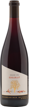 Lage
Tegerfelden, aus den besten Rebbergen

Traubensorte
Pinot noir

Wein
Dunkles Rubin. Im Bukett intensive und zugängliche Pinot noir Aromatik (dunkle, süssfruchtige Kirschen), vielschichtig und komplex. Elegant und geschmeidig am Gaumen, wuchtig und doch äusserst weichfliessend und verführerisch. Voller, samtiger Körper mit guter Tanninstruktur und ausgewogener Säure, wunderbar integriertes Holz, ausgezeichnete Harmonie. Reifer, delikater Geschmack mit purer Eleganz am Abgang. Der Stolz unseres Kellers. Eine halbe Stunde vor Genuss dekantieren. Hervorragend zu Kalbsrücken mit Morchelrahmsauce.

Kelterung
Anfang November als Spätlese aus den besten Reblagen mit über 45 jährigen Rebstöcken geerntet und streng gesöndert, lange Maischengärung bei kontrollierter Gärtemperatur, Batonnage, 12 Monate in französischen Barriques ausgereift.

Trinktemperatur
18 bis 20°C

Lagerpotential
6-8 Jahre