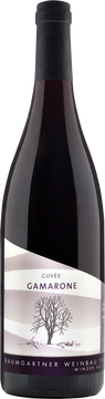 Lage
Tegerfelden, aus den besten Reblagen

Traubensorte
70 % Gamaret, 30 % Malbec

Wein
Sattes, schwärzliches Purpur. Ausgeprägter, intensiver Duft nach reifen Brombeeren, schwarzen Kirschen, Dörrfrüchten und feiner Vanille. Weich und konzentriert am Gaumen mit feinem Tannin, kräftiger Statur und betörendem Aroma. Ein aussergewöhnlicher Rotwein mit südländischem Flair gekeltert im Amarone-Style.

Kelterung
Geringer Ertrag, bei optimaler Traubenreife geerntet, abgebeert, gequetscht, Maischenvergärung bei kontrollierter Gärtemperatur, 12 Monate im Barrique ausgereift. Vor der Pressung trocknen wir einen Teil der Gamarettrauben an der Luft an.

Trinktemperatur
16 bis 18°C

Lagerpotential
8 Jahre