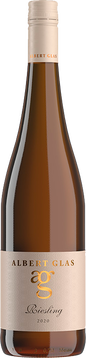 Zitrus und Weinbergspfirsich in der
Nase. Am Gaumen sehr fruchtig mit
einer animierenden Saftigkeit. Ein
feines Süße-Säurespiel verleihen
diesem Riesling eine verspielte
Leichtigkeit.