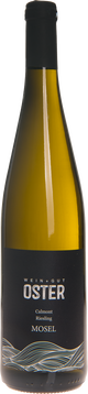 Vom Calmont herabblickend ins Moseltal, thront die edelste aller Rebsorten, der Riesling.
Über Generationen hinweg erhaltene Tradition werden am steilsten Weinberg der Welt praktiziert. Durch die Expositur der Lage, ermöglicht es dem Wein eine individuelle Sensorik zu erlangen. Der Boden, bestehend aus dem Schwarzschiefer gibt dem Wein eine einzigartige mineralische Note.