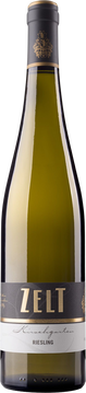 Beim Kirschgarten kann man eigentlich auch von der Laumersheimer Paradelage sprechen, weil
Sie unsere älteste und berühmteste Weinbergslage ist. Der Boden ist geprägt von klassischem
Kalkmergel wie er auch in den besten Lagen des Burgunds zu finden ist. Unsere beste Parzelle
befindet sich im Kernstück des Kirschgartens. Dort gibt es kaum humifizierten Boden, so dass der
Kalksteinfels unmittelbar unter der Oberfläche ansteht. Die Reben stehen somit direkt im Fels und
wachsen dementsprechend schwach. Dadurch ist der Ertrag der Reben sehr gering. Da die Wurzeln
direkten Kontakt zum Kalkstein haben, wird dementsprechend viel von den Mineralstoffen in die
Trauben transportiert. Der Riesling aus dem Kirschgarten strotzt nur so von Struktur, so dass der
Kalk auf der Zunge regelrecht schmeck bar ist. Die Weine sind absolute Langstreckenläufer.