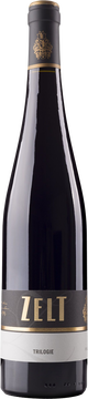 Die Trilogie ist ein klassisches Bordeaux Cuvée, dass aus den Rebsorten Cabernet
Sauvignon, Cabernet Franc und Merlot besteht. Die Idee dabei war allerdings nicht
eine Bordeaux-Copie zu kreieren, sondern eine eigene Stilistik zu entwickeln, die von
unserem Terroir geprägt ist. Komplex und facettenreich zeigt sich die Nase mit Aromen
von Cassis, Zedernholz und roter Paprika. Im Gaumen dann saftig und konzentriert.
Danach feste Tannine und ein kühler Abgang