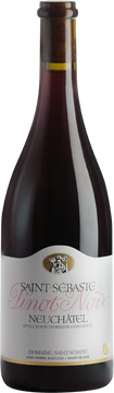 Weinbeschreibung: Pinot Noir 
Zarte rubinrote Robe. Intensives Bouquet, komplex, geprägt von Stachelbeeren und Sauerkirschen. Dieser Wein bringt die Eigenschaften des Blauburgunders perfekt zum Ausdruck. Die erste Begegnung im Gaumen ist frisch und saftig. Die Tannine zeigen sich langsam im Abgang und fügen sich perfekt in den Wein ein.

Ausbau
Dieser Wein wird nach den Grundsätzen der Biodynamie, gemäß den Anforderungen von Demeter, vinifiziert. Die Trauben werden entbeert, und weichen ein, wodurch mehr fruchtige Noten extrahiert werden.  Darauf folgt die Gärung mit den eigenen, natürlichen Hefen. Während der Gärung werden die Trauben in den Most gedrückt, um den Tresterkuchen unterzutauchen und zu befeuchten. Hierdurch werden die Aromen im ganzen Wein verteilt.

Passt zu
Dieser Wein passt gut zu weißem und rotem Fleisch sowie zu verschiedenen Hartkäsen.