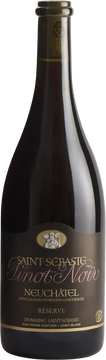 Weinbeschreibung: Pinot Noir Réserve
Die rubinrote Farbe dieses Weins vereint in seinem Duft die Frucht und die Reifung im Eichenfass. Letztere schenkt uns die Vanille-Noten. Als fruchtige Elemente finden wir in der Nase Brombeeren und Himbeeren. Im Gaumen ist der Wein elegant, saftig. Die Tannine sind sehr gut eingebunden und sorgen für einen perfekten Abgang.

Ausbau
Dieser Wein wird nach den Grundsätzen der Biodynamie, gemäß den Anforderungen von Demeter, vinifiziert. Die Trauben stammen von den besten Lagen, die aufgrund der Komplexität ihrer Böden ausgewählt wurden. Durch die kalte Mazeration der Beeren entwickeln sich die fruchtigen Aromen dieses Blauburgunders. Natürliche Hefen sind für die Gärung zuständig. Anschließend wird der Wein gepresst und im burgundischen Eichenfass weiter ausgebaut, was den Wein an Komplexität und Struktur zunehmen lässt.

Passt zu
Dieser Wein passt gut zu rotem Fleisch, Wild und Käse.