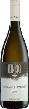 Zielstrebig, bestimmt und mit rechtschaffener Courage als Seele seiner Wurzeln meldet sich der Chardonnay Leithaberg zu Wort. Zunächst
aus Vorsicht reserviert verlangt dieser Wein nach Bedacht, Luft, Geduld und einem großen Glas um sein wahres Wesen zu offenbaren.
Nach gewisser Zeit von jugendlicher Bockigkeit zeigen sich helle Blüten und gelbfleischige Frucht auf Wildkräuterwiesen nebst
tiefgehenden Noten von geröstetem Getreide. Am Gaumen kommt ein herrlich straffer und definierter Körper zum Vorschein. Stahlig, von
packender Säure und steinig kargem Nachhall in die Länge gezogen ist messerscharfe Präzision die Devise dieses Weins.