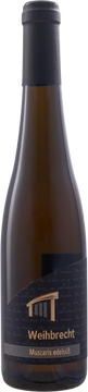 Für den “Wein aus getrockneten Trauben” wurden die reifen und gesunden Trauben ähnlich wie beim Amarone für einige Wochen in Kisten getrocknet und anschließend abgepresst. Goldgelb liegt dieser außergewöhnliche Wein im Glas, intensiv und dicht verwoben verwöhnt er die Nase mit reifer, saftiger gelber Frucht und einem Hauch Muskat.

Durch das Aufkonzentrieren zeigt sich die Sortenaromatik in einer unglaublichen Fülle an tropischen Früchten wie Maracuja und Mango, sowie getrockneten Datteln und Honig. Vergleichbar mit einem Eiswein passt der edelsüße Wein perfekt zu Kuchen oder einem leckeren Dessert.