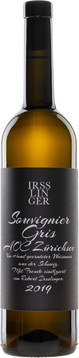 Unser Souvignier Gris ist ein Orangewine. Das bedeutet: dieser Weisswein wurde im gleichen Verfahren wie ein Rotwein hergestellt. Dies beinhaltet eine Maischengärung sowie Holzfasslagerung.  Er ist einzigartig. Weder mit Weiss- noch mit Rotwein zu vergleichen. Schon seine goldene Farbe verzaubert. Frische Aprikosen, reife Birnen, ein Hauch von Brioche und eine angenehme Bitterkeit. Kombinieren Sie unseren Orangewine zu Käse oder Tapas oder überraschen Sie Ihre Gäste mit diesem Wein anstelle eines Dessertweins.