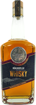 Unangefochten an der Spitze unseres Whisky Sortiments steht natürlich der Mühlviertler Highland Whisky – ein besonders edles Tröpfchen. Wir lassen unseren Schlägler Roggen-Brand mit etwas Rauchmalz  im einem Schottischen Laphroaig Eichenfass reifen. Nach 9 Jahren kommt er in die Flaschen und ist limitiert aus sage und schreibe 156 Flaschen.