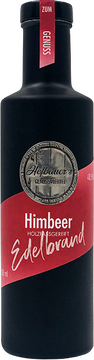Heiße Liebe war gestern, heute gibt es unseren preisgekrönten Himbeer-Edelbrand. Nur die süßesten Früchtchen kommen bei uns ins Destillat. Das wird dann 3 Monate im Maulbeerfass gelagert und bekommt dort seine feine prägnante Färbung. Mit einer Goldmedaille bei der Destillata 2019 wurden sein fruchtiges Aroma am Gaumen und das perfekte Spiel zwischen Himbeere und Holzfass noch einmal bestätigt.

Unglaubliche 29kg Himbeeren stecken im einem Liter Edelbrand. Wer hätte das gedacht!