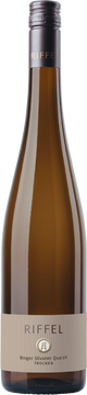 ORTSWEIN = Weine aus traditionellen und besonders hochwertigen Weinbergen. Die Weine werden mit der Ortsbezeichnung (Bingen) und der jeweiligen Bodenart (Quarzit) bezeichnet. Anspruchsvoller Weingenuss, elegant, charaktervoll mit Individualität und Herkunftscharakter.
Die vollreifen Trauben wurden Anfang Oktober im 2. Lesedurchgang von Hand geerntet. Die Trauben standen nun für 12 Stunden auf der Maischen, um die Aromakonzentration und die Balance zu optimieren. Nach der Pressung vergor der Most mit traubeneigenen Hefen teilweise im traditionellen Stückfass (1200l) aus heimischer Eiche und im Edelstahltank. Anschließend wurde der Wein auf der Vollhefe gelagert und im Juli abgefüllt.
