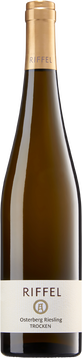 Die Lage Osterberg hat ein einzigartiges Terroir. Sie liegt im nordwestlichen Rheinhessen auf dem Binger Rochusberg, ist nach Süden ausgerichtet und mäßig steil. Der Osterberg wird von Tonmergel gezeichnet, den kalkreichen, tonigen Ablagerungen des Tertiärmeeres. Er ist tiefgründig und ein guter Wasserspeicher und eine wärmere Lage. Die Weine, die von hier stammen, sind körperreich und cremig, moderat in der Säure und fruchtbetont und haben viel Druck am Gaumen.
Die vollreifen Trauben wurden Ende September im letzten Lesedurchgang von Hand geerntet. Nach 12 Stunden zur Balanceoptimierung auf der Maische, vergor der Most mit traubeneigenen Hefen im traditionellen Stückfass aus heimischer Eiche. Der Wein reifte anschließen auf der Vollhefe und wurde im Juli gefüllt.