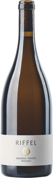 Die Trauben wachsen auf dem Binger Rochusberg in unseren besten Parzellen. Die nördlichste Erhebung in Rheinhessen gehört zu einem großen Quarzitriegel, der sich von Frankfurt über den Rheingau und Taunus bis in den Hunsrück erstreckt.
Die vollreifen Trauben wurden von Hand geernet und entrappt (also die Beeren vom Stielgerüst getrennt) und über 14 Tage vergoren (klassische Maischegärung). Nach der Pressung wurde der Wein teil im Barrique, teils ins Edelstahl gefüllt, wo er 6 Monate mit regelmäßiger Battonage auf der Vollhefe lagerte. Dann wurde der Wein hefetrüb abgefüllt.