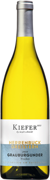 Alte Reben mit niedrigsten Erträgen unter 35 l/ar sind die Grundlage für diesen Premiumwein. Die Gärung erfolgt mit den natürlichen Hefen oft über einen Zeitraum von über sechs Monaten in kleinen getoasteten Eichenfässern. Der Lohn sind sehr haltbare Weißweine mit etwas natürlicher Restsüße, die das Terroir und den Jahrgang aufs äußerste wiederspiegeln. Goldgelb stellt sich dieser edle Wein vor. Elegante Fruchtnoten, voller Körper, hoher Extrakt, Kraft und weiche Fülle. Nachhaltig. Diesen Wein möchten wir nicht missen!