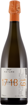 Frühe Lese von Chardonnay und Spätburgundertrauben. Spontane erste
Gärung und Malolaktische Gärung im Tonneaux aus französischer und 
österreicher Eiche. Ein Jahr Vollhefelager ohne Schwefel. Nach der Lese Cuvée 
von ca. 1/3 17er, 1/3 18er und 1/3 19er Grundweinen. Der 19er dient 
gleichzeitig als Zuckerpotenzial und spontaner Gäransatz für die 2. Gärung. 
Dann Abfüllung dieser Cuvée bei ca. 24g/l natürlicher Restsüße inmitten der 
aktiven Gärung. Degorgiert ohne Versanddosage, brut nature. Komplette 
Produktion ohne Schwefel, Reinzuchthefen, Zucker, Rüttelhilfen etc.