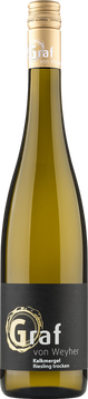 Wenn Du eine Weinrebe wärest, die das „dolce far niente“ liebt, würdest Du Dir vermutlich den Kalkmergel als Gestein aussuchen. Denn dieser Boden ist für eine Rebe schon ziemlich paradiesisch: weich, löchrig und ein wenig wie ein Schwamm. So ist genug Wasser da und man kann sich auch gut festklammern, ohne tief wurzeln zu müssen. Dazu die üppige Sonne in der Südwestlage bei uns auf dem Weinberg – da kann man als Rebe schon ins Schwärmen kommen! Vielleicht ist das der Grund, warum unser Kalkmergel Riesling so sanft im Geschmack ist und auch als erster der vier Premium-Riesling-Weine nach der Ernte trinkreif wird. Ein entspanntes Leben wirkt sich eben auch auf den entspannten, runden Geschmack aus. Keine Ahnung, wie Entspannung schmeckt? Ausprobieren!