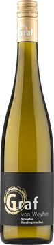Unser Schiefer Riesling trocken gehört zu den vier Premium-Lagenweinen des Weinguts. Bei uns in Weyher befindet er sich in einer Südlage. D.h., er bekommt nicht ganz so viel Sonne wie in einer Südwestlage, und das ist ist auch gut so. Denn Schiefergestein besteht aus harten, undurchlässigen Schichten, in denen das Wasser sich nicht lange aufhält. Da muss die Rebe auch mal hart im Nehmen sein, tief wurzeln und sich nicht so schnell abschrecken lassen. Logisch, dass sich das auch auf die Träubchen auswirkt. Dieser Wein ist gradlinig und klar, genau richtig für Menschen, die wissen, was sie wollen.